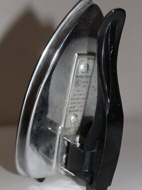 Vintage Valiant Travel Iron Portable Folding Handle Electric Model 15/2319